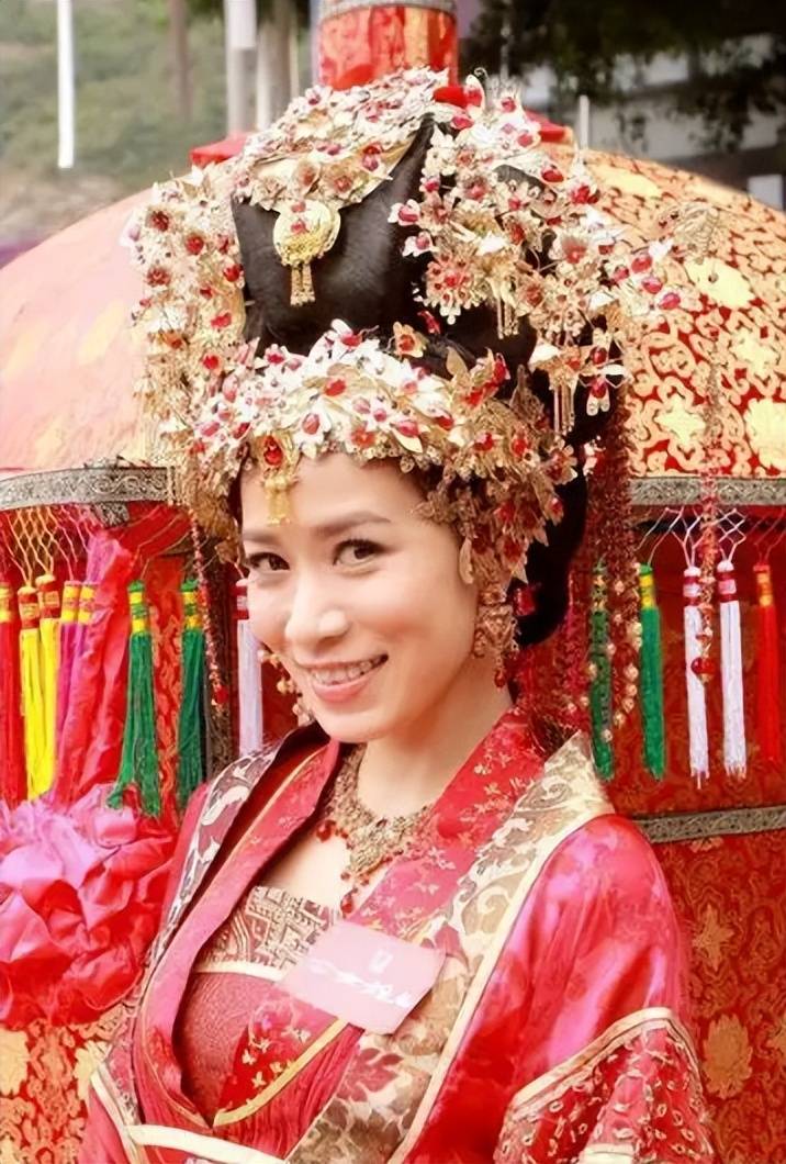 剧情老套，佘诗曼演刁蛮公主变小魔女，谈十多男友仍单身