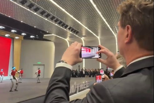 奔驰宝马CEO围观宇树机器人:一个踮着脚 一个录视频发家人