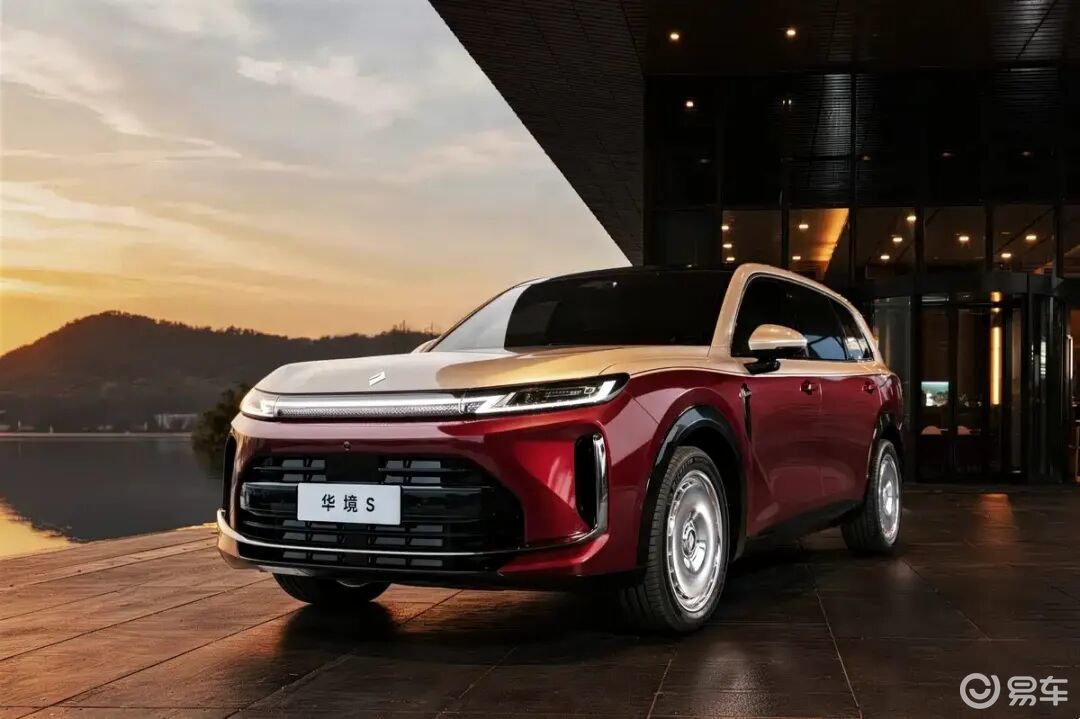 五菱天花板车型华境S，炽焰鎏金色+迈巴赫同款饼式轮圈