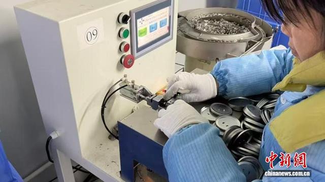 工人赶工生产二次元徽章。 黄文毅 供图