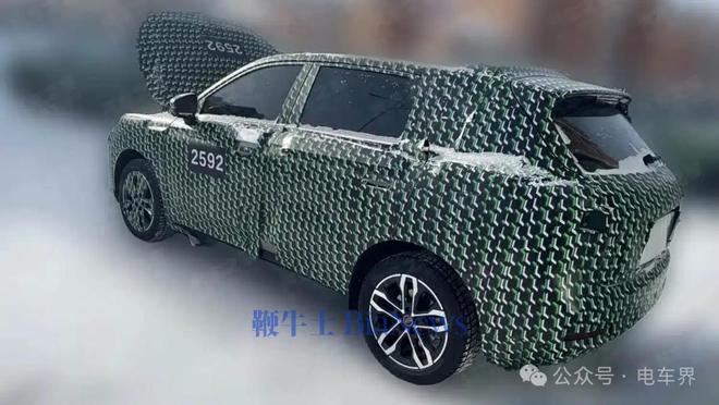 零跑一汽合作首款车型谍照曝光！