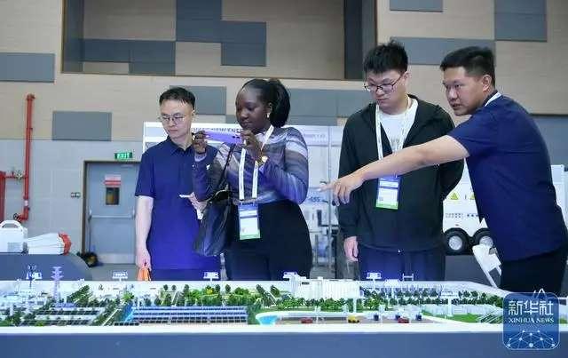 图为在肯尼亚首都内罗毕，人们参观2026年非洲国际太阳能展。新华社 刘琼摄