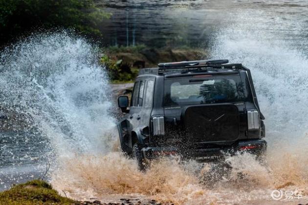 雨季越野攻略:玩转涉水深度与车辆防护