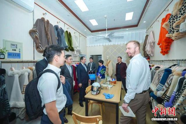浙江嘉兴，外商在洪合毛衫市场考察。 周丽丽 供图