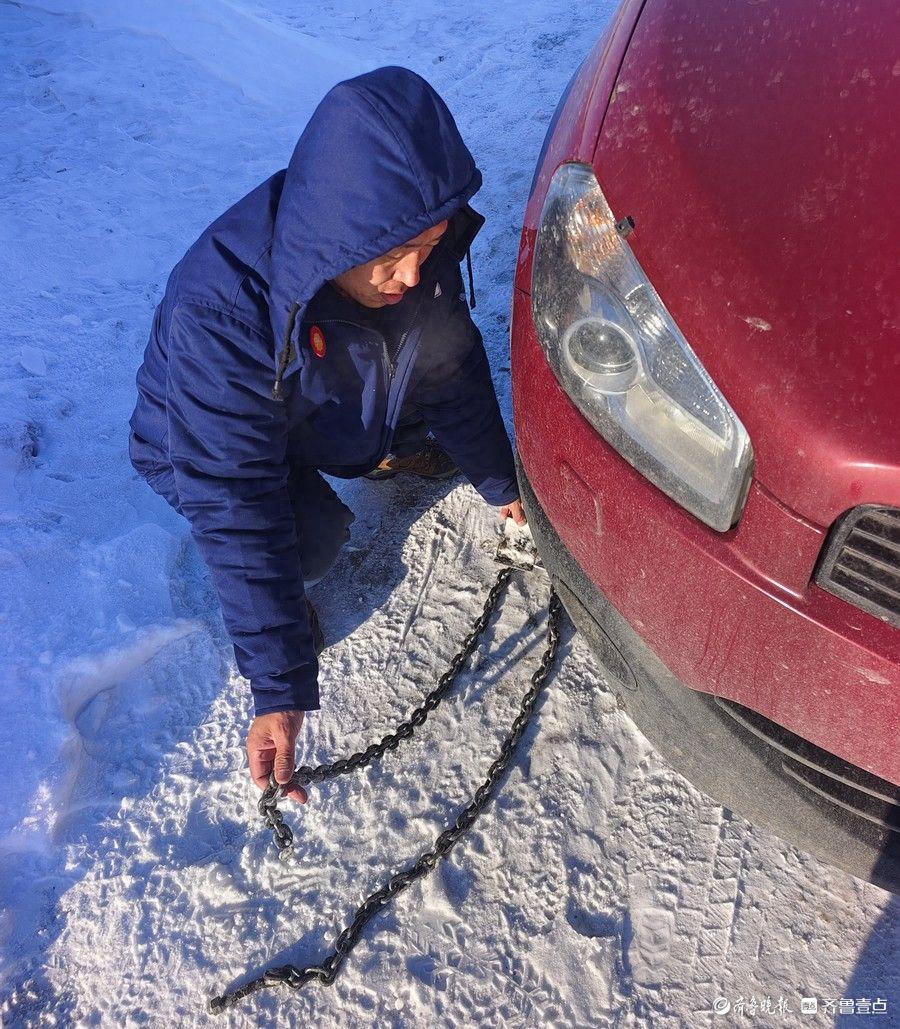 暴风雪中的“中国红”，聊城冠县重卡司机刨雪救出5车人