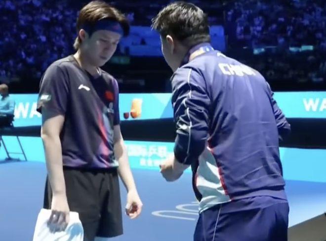 看不上张本智和？王皓赛中鼓励王楚钦：他拉你也拉不死你 坚持住