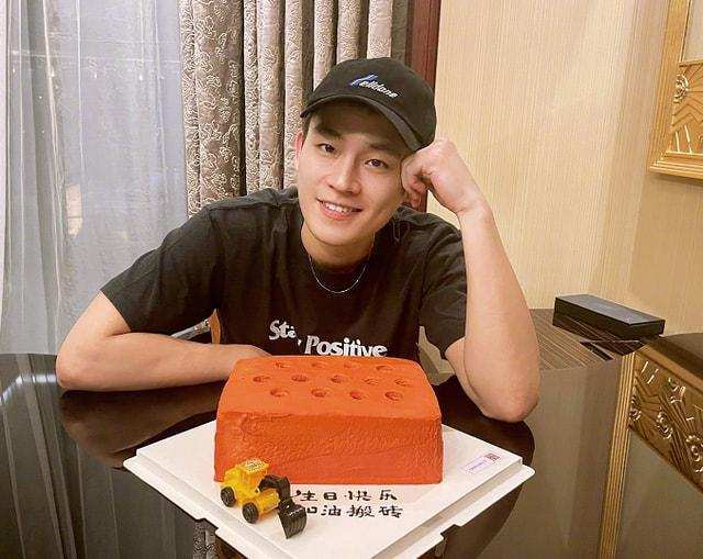 欧豪29岁生日，晒搬砖蛋糕：加油搬砖