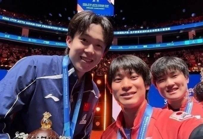 4-2夺冠，打败张本智和!新加坡大满贯:王楚钦3-1豪夺3连胜_决赛_男单_安德斯·林德