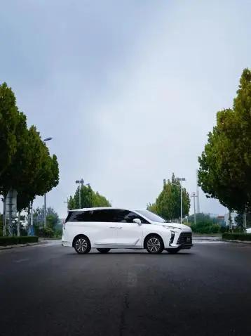 豪华不是堆屏幕，而是坐进去就不想下车的高级感