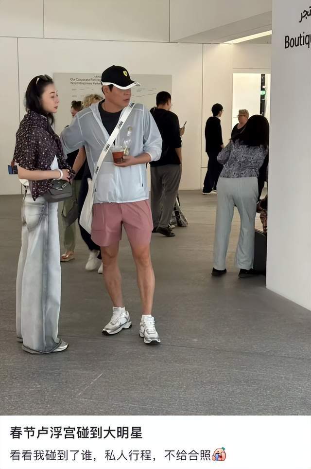 范志毅一家法国度假，小17岁妻子打扮洋气似明星，他站身旁像保镖