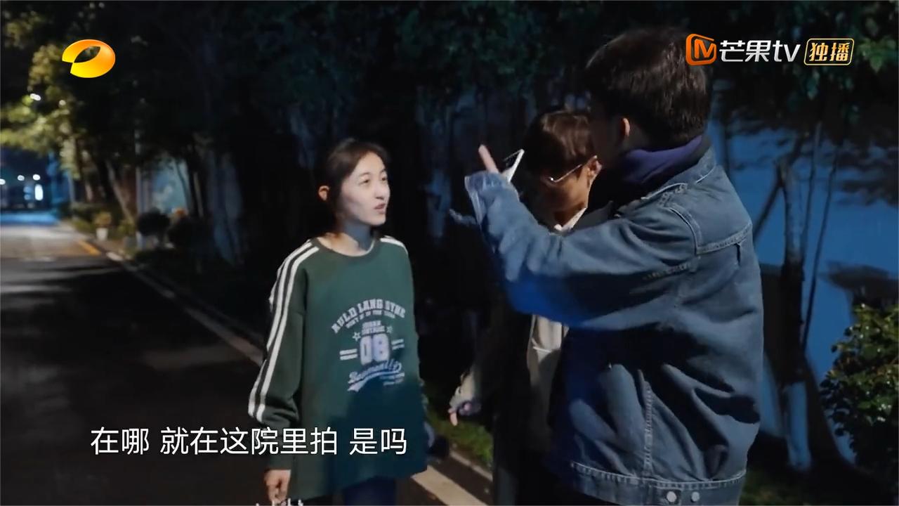 黄磊何炅终于和妹妹相见！张子枫精心手绘向往雨伞感动两老