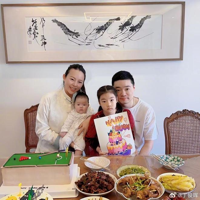 四口之家!丁俊晖晒与家人庆生照:三餐四季,爱与被爱在心里英锦赛斯诺克世界公开赛_订阅