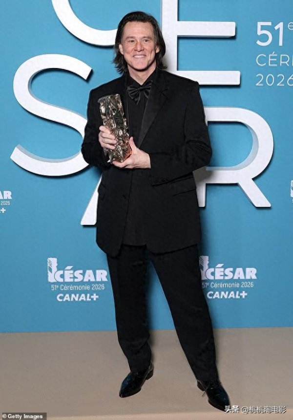 64岁金·凯瑞罕见亮相凯撒奖：历经争议与沉寂，喜剧之王看透人生