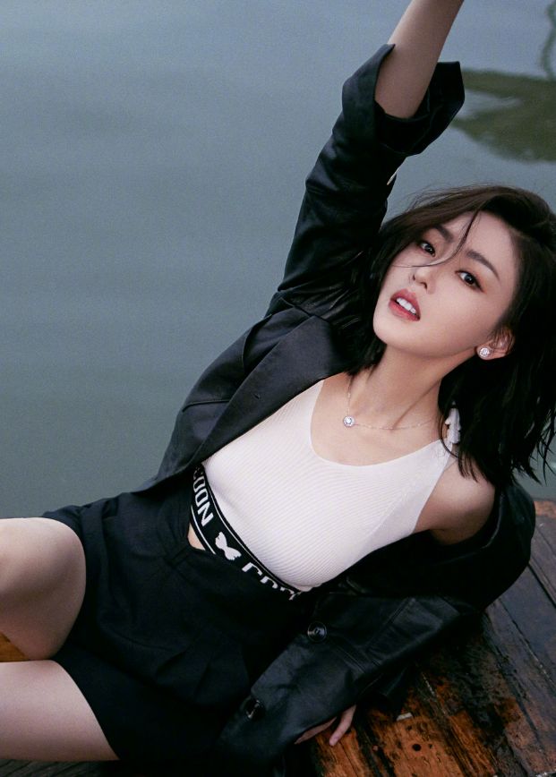 张天爱西湖大片，黑皮衣搭配白背心，气场又酷又飒，美腿令人羡慕