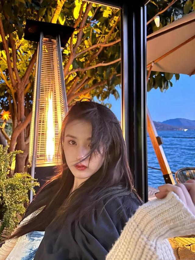 宋祖儿海边自拍照