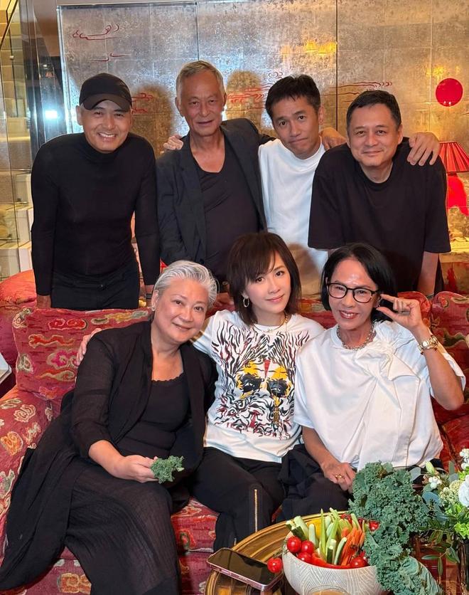 59岁的刘嘉玲晒老友聚会合照，面相完全变了！