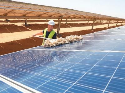 图为在埃及阿斯旺省的本班光伏产业园，工人对光伏组件进行尘土清除工作。艾哈迈德·戈马摄 新华社发