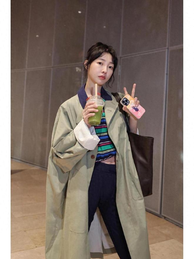 初春火了一种穿搭，叫白百何的风衣：配衬衫、牛仔裤美出新高度