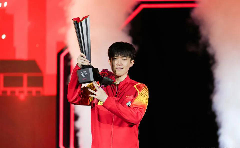 王楚钦强势出击，4-2战胜张本智和，新加坡大满贯连获两场3-0快胜