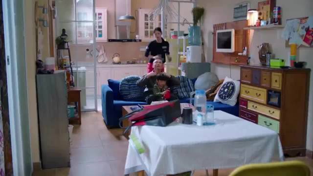 欢乐颂：樊胜美父母一天不吃饭，回来吃大饼充饥，还给孙子买这些