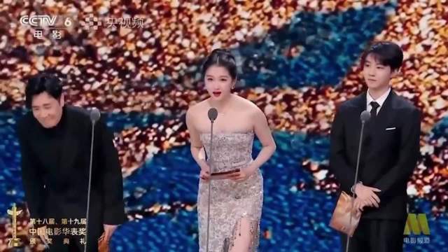 千万别让关晓彤主持颁奖，三言两语就逗得王俊凯大笑，笑翻全场