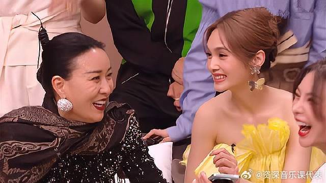 那英读网友热评，眼神不好却一眼找到夸自己的，逗笑全场