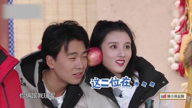 难怪都磕他俩，郭麒麟宋祖儿脸贴脸夹苹果，一点不避嫌看懵郑恺
