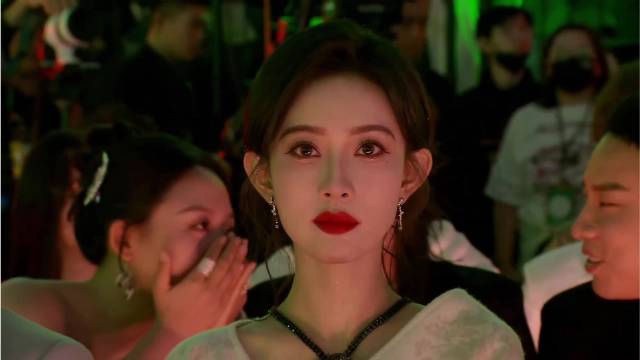 本以为孟子义已算是国色，谁料镜头转到李沁，简直惊为天人