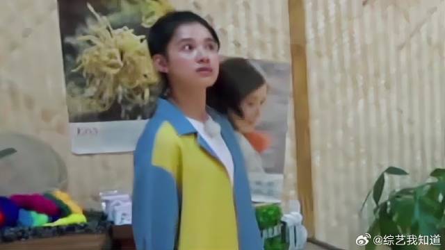 张婧仪初到蘑菇屋落单，黄磊看见后立马叫她，好暖心