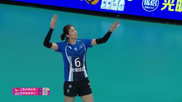 上海女排队员赛场相撞救球，展现拼搏精神