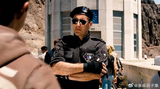 冤家路窄，前一秒才抓了小伙，现在又要求小伙来帮忙