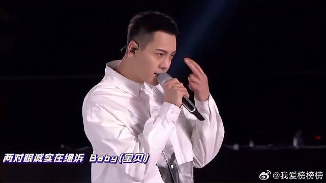 陈伟霆新型唱歌方式，直接请模特登台走秀，他在一旁唱歌！丨晚会