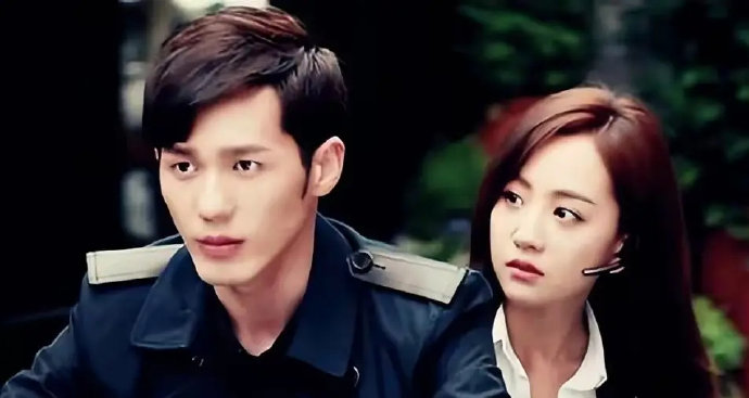 白宇的家庭背景具体有多显赫，对他的演艺事业有何影响？