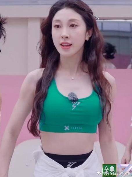 张小婉这身材曲线太诱人，难怪能演白蛇，谁看了不心动