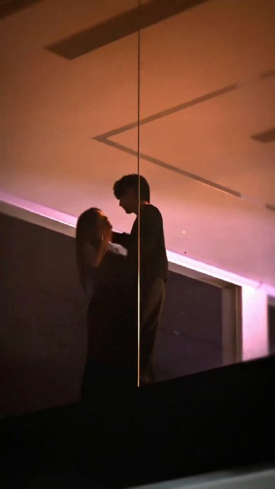 周翊然和包上恩在《江湖夜雨十年灯》中的‘椅子吻’给剧集带来了多大的数据提升？