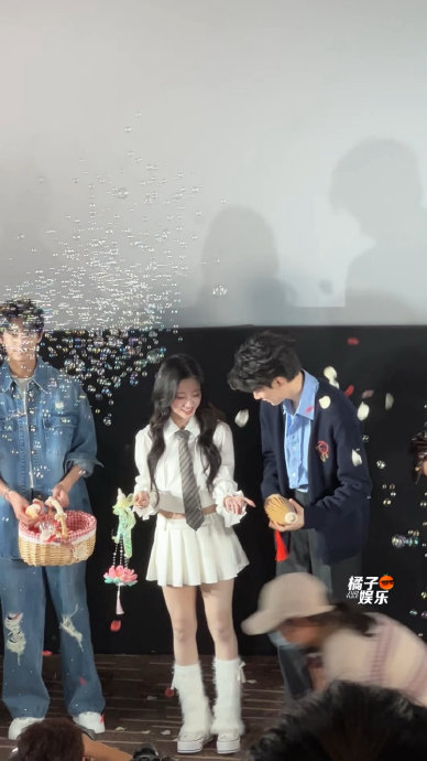 演员包上恩在活动中为周翊然挽袖子是即兴还是设计的？