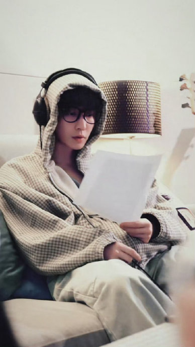 粉丝和公众对张艺兴自导自编自剪视频的反响如何？