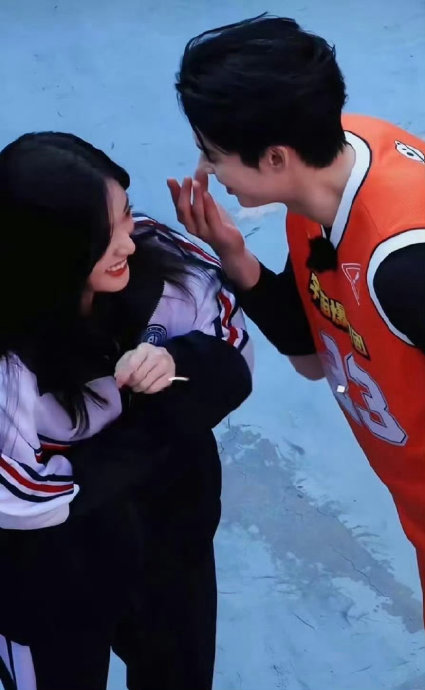 王鹤棣为沈月创作的歌曲《爱存在》表达了怎样的情感？