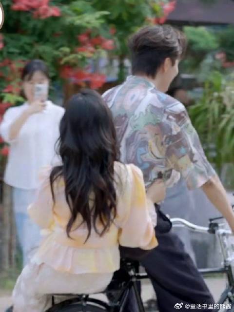 王敬轩沈月甜蜜骑行，镜头一转姐弟俩太搞笑，一个喊救命一个追车
