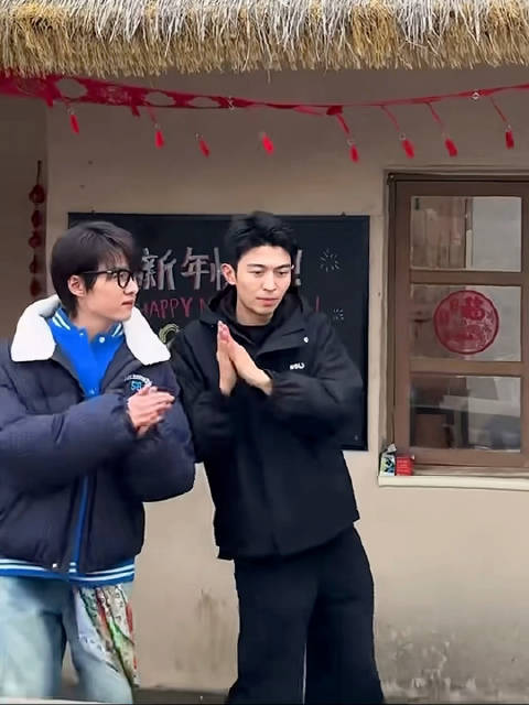 接着唱歌接着舞 可反复观看哈哈哈哈哈哈 童童新年第一舞