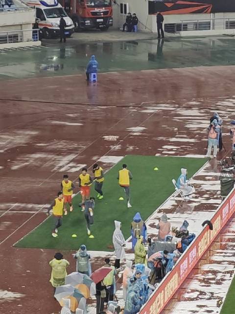 武磊热身引球迷欢呼，莱昂纳多替换加布里埃尔