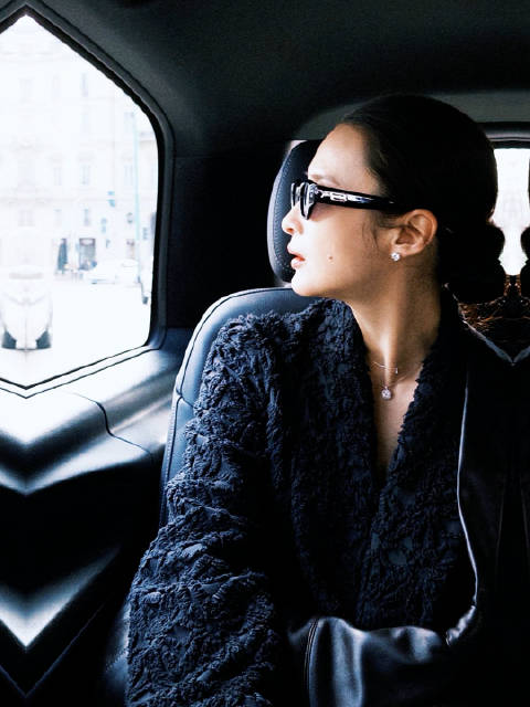 蒋勤勤米兰街拍展现满分时尚感