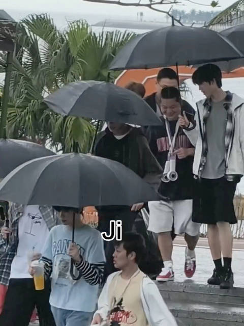 特别好的两个小宝宝吧 还都帮助理打伞