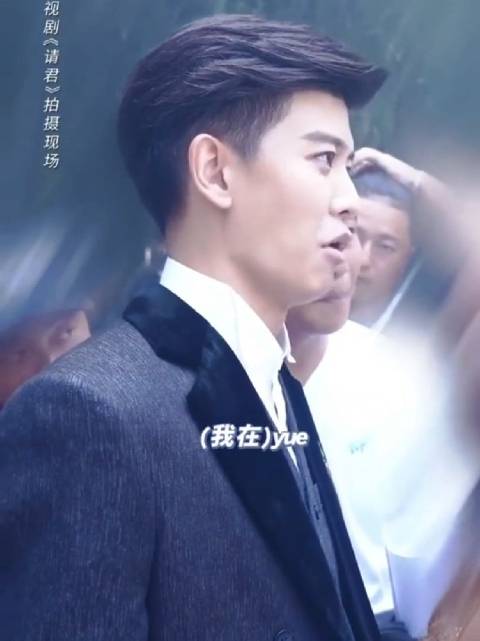 任嘉伦新剧请君花絮曝光，陆炎烟雾中登场