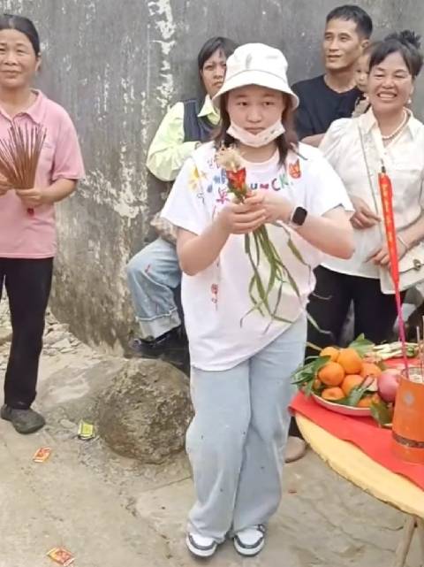 全红婵返湛江老家过元宵，游神队伍锣鼓喧天