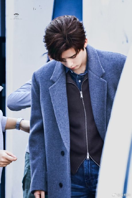 为什么王安宇在剧中的金丝眼镜西装造型能获得大量好评？