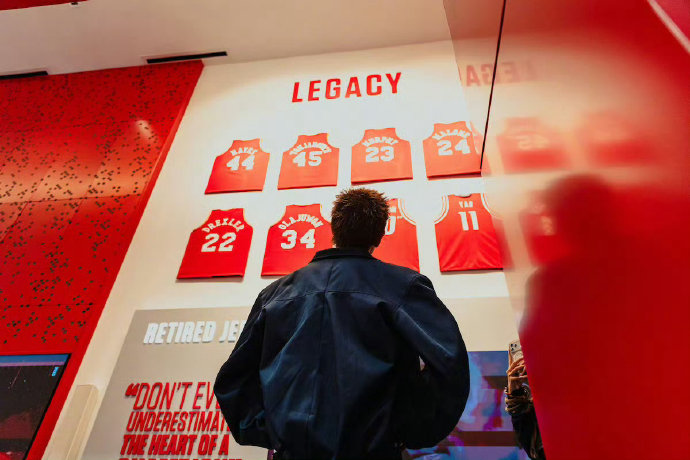 任嘉伦在大型舞台演出中，是如何将“边走边唱”融入专业表演的？