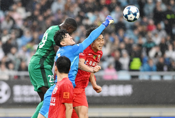 上海海港连续三年错失超级杯冠军，具体是哪三年输给了谁？