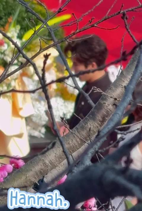 王安宇季清和现身拍卖会，咖色造型贵气儒雅