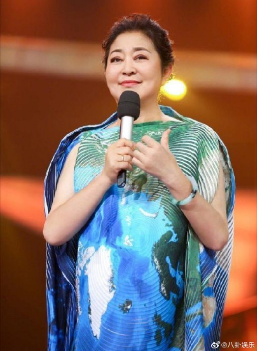 倪萍和张凯丽在综艺《主咖和Ta的朋友们》中互动的具体细节是什么？